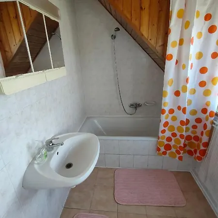 Hétvégi ház Kékturás-tóra-nyíló Privát Bérlemény *